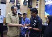 Wako Fadly Amran serahkan bantuan stimultan korban terdampak bencana. (dok. istimewa)