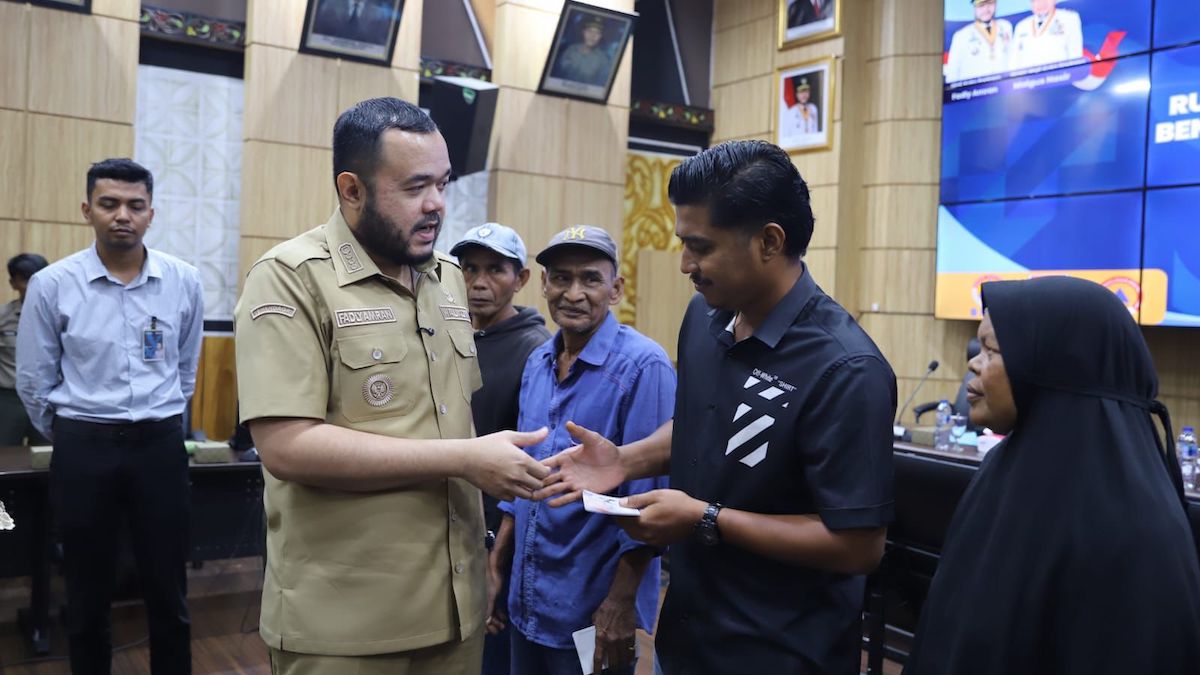 Wako Fadly Amran serahkan bantuan stimultan korban terdampak bencana. (dok. istimewa)