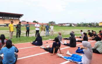 Wako Pariaman Yota Balad cek latihan fisik bimbel kedinasan. (dok. istimewa)