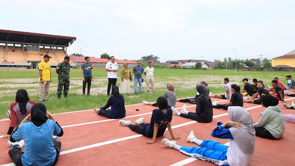 Wako Pariaman Yota Balad cek latihan fisik bimbel kedinasan. (dok. istimewa)
