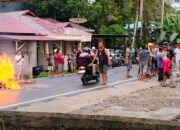 Aksi para warga membakar hewan di tengah jalan provinsi yang baru saja dibangun Gubernur Sumut Bobby Nasution, dipicu kekecewaan soal pemasukan hewan dan wabah, Senin (6/4/2026). (Putra/Radarsumbar)