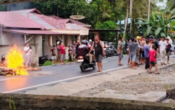 Aksi para warga membakar hewan di tengah jalan provinsi yang baru saja dibangun Gubernur Sumut Bobby Nasution, dipicu kekecewaan soal pemasukan hewan dan wabah, Senin (6/4/2026). (Putra/Radarsumbar)