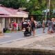 Aksi para warga membakar hewan di tengah jalan provinsi yang baru saja dibangun Gubernur Sumut Bobby Nasution, dipicu kekecewaan soal pemasukan hewan dan wabah, Senin (6/4/2026). (Putra/Radarsumbar)