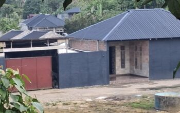 Bangunan yang diduga warga tempat hiburan malam di permukiman warga Dusun II, Desa Sifalaete Tabaloho, Kota Gunungsitoli, Sumut, Selasa (28/4/2026). (Putra/Radarsumbar)