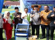 Mendes PDT Serahkan Bantuan Pertanian ke Kelompok Tani di Pariaman