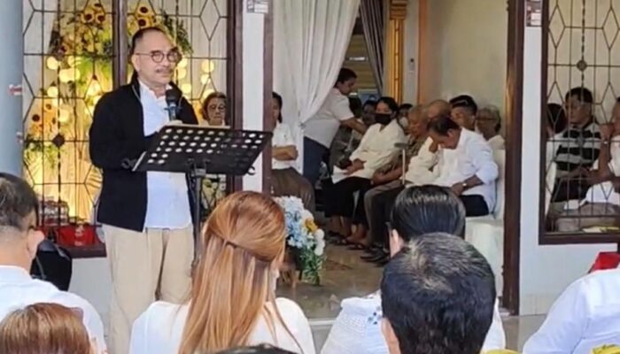Firman Jaya Daeli Beri Penguatan Keluarga Duka Wakil Ketua DPRD Gunungsitoli di Peristirahatan Terakhir