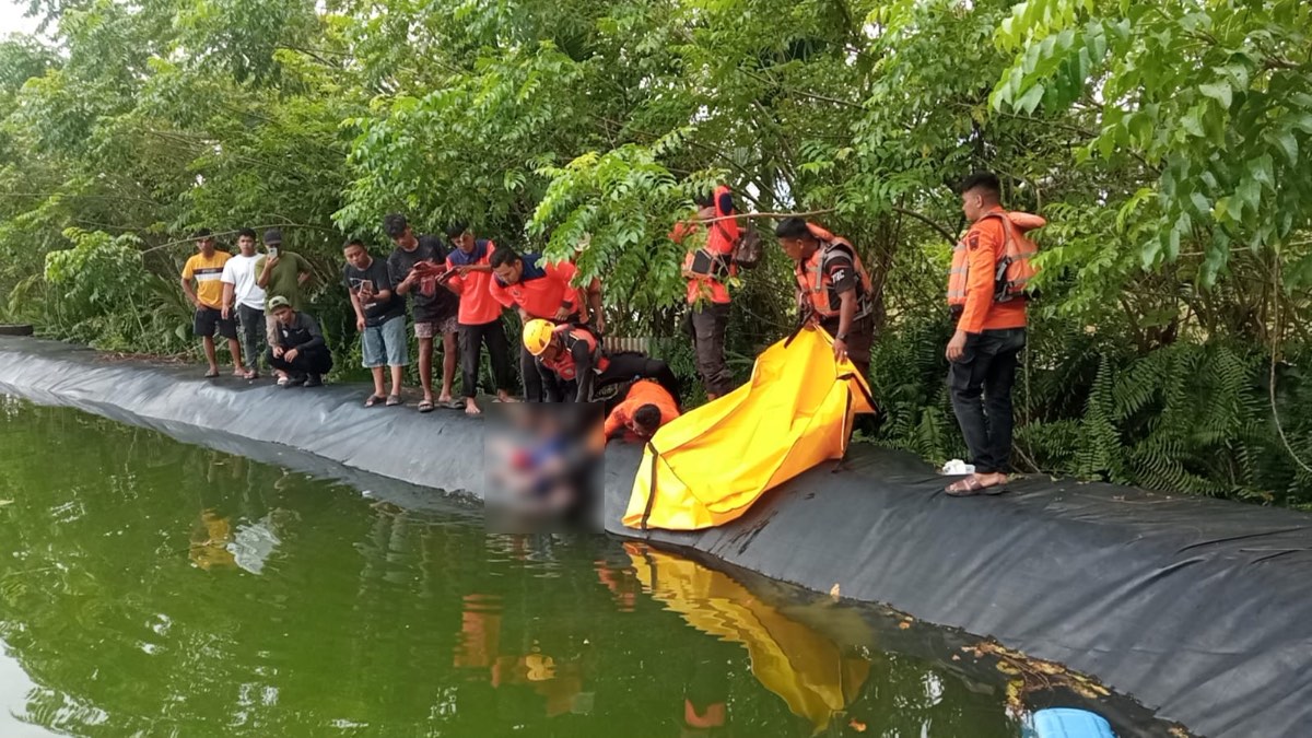 Evakuasi mayat bocah di Ketaping, Kabupaten Padang Pariaman. (dok. istimewa)