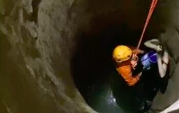 Evakuasi warga masuk sumur di Tanah Datar. (dok. Basarnas Padang)