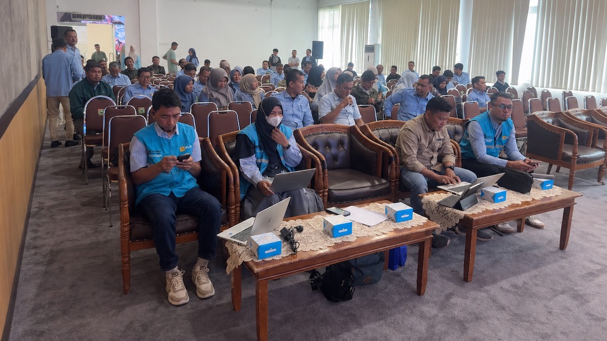 PLN UP3 Solok bersama Pemerintah Kabupaten Solok menggelar rapat evaluasi Program Bantuan Pasang Baru Listrik (BPBL) Tahun 2025 di Ruang Rapat Gedung C Sekretariat Daerah Kabupaten Solok dan diikuti oleh 162 peserta yang terdiri dari Wali Nagari se-Kabupaten Solok, Kamis (23/4/2026). (dok. istimewa)