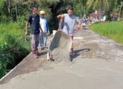 Pengecoran jalan Beringin-Tarantang oleh PT Semen Padang. (dok istimewa)