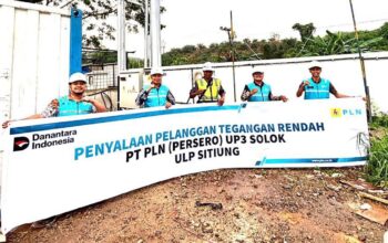 Penyalaan listrik sekolah rakyat oleh UP3 Solok. (dok. istimewa)