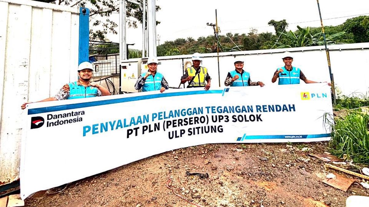 Penyalaan listrik sekolah rakyat oleh UP3 Solok. (dok. istimewa)