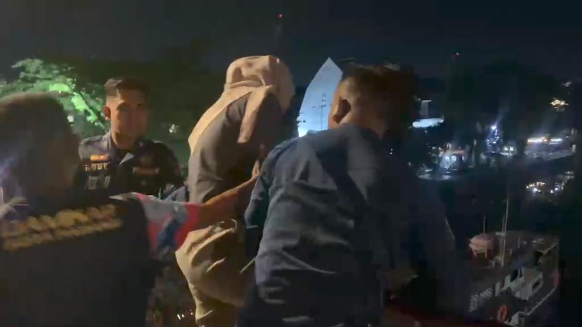 Aksi percobaan bunuh diri di Padang digagalkan Damkar. (dok. Damkar Kota Padang)