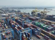 Aktivitas logistik dan perdagangan nasional menunjukkan tren positif pada awal 2026. Hingga April 2026, arus peti kemas yang dilayani PT Pelabuhan Indonesia (Persero) atau Pelindo mencapai 6,42 juta Twenty-foot Equivalent Units (TEUs), meningkat sekitar 7 persen dibandingkan periode yang sama tahun sebelumnya sebesar 5,99 juta TEUs. (Foto: PT Pelindo/Humas Kementerian Perhubungan)