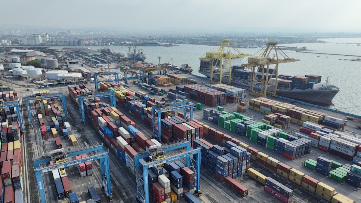 Aktivitas logistik dan perdagangan nasional menunjukkan tren positif pada awal 2026. Hingga April 2026, arus peti kemas yang dilayani PT Pelabuhan Indonesia (Persero) atau Pelindo mencapai 6,42 juta Twenty-foot Equivalent Units (TEUs), meningkat sekitar 7 persen dibandingkan periode yang sama tahun sebelumnya sebesar 5,99 juta TEUs. (Foto: PT Pelindo/Humas Kementerian Perhubungan)