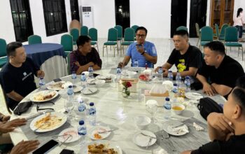 Bupati Mentawai RInto Wardana saat bercengkrama dengan jajaran KONI Sumbar. (dok. istimewa)