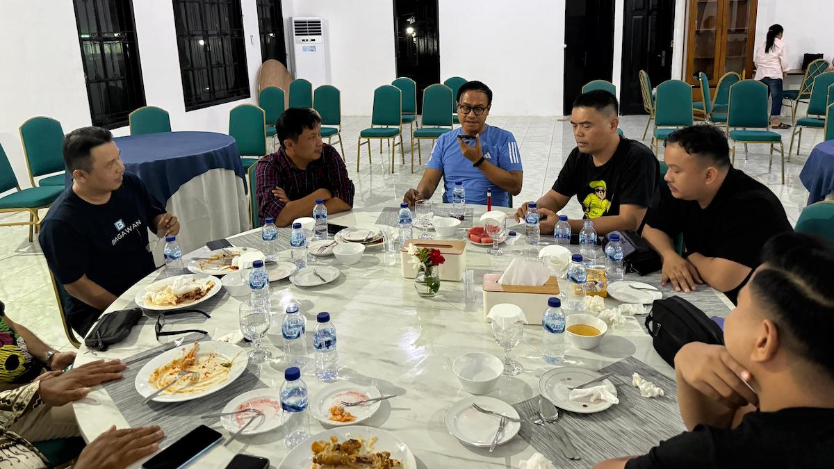 Bupati Mentawai RInto Wardana saat bercengkrama dengan jajaran KONI Sumbar. (dok. istimewa)