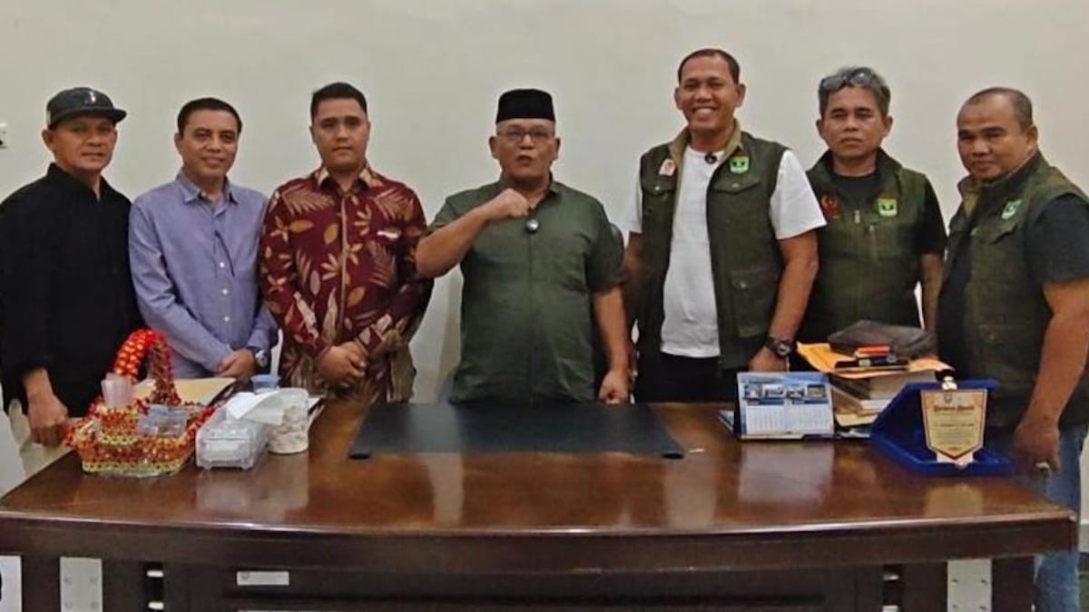 Bupati Pasbar Yulianto (tengah) Panitia Porprov Sumbar dan Pengurus KONI Pasbar foto bersama usai pertemuan di rumah dinas bupati, Jumat 1/5/2026) malam. (Foto KONI Sumbar)