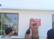Dinas PUPR Kota Padang bersama Satpol PP Padang menyegel kafe yang tak mentaati aturan. (dok. istimewa)