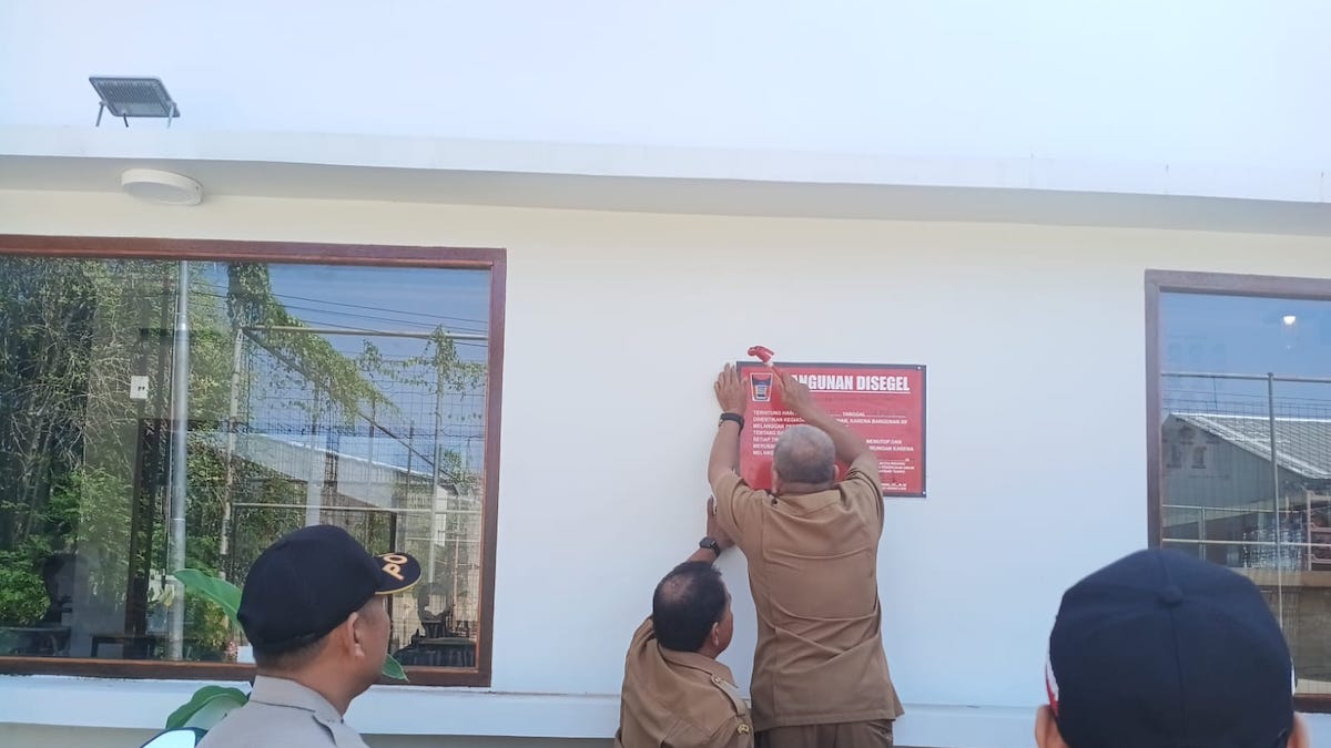 Dinas PUPR Kota Padang bersama Satpol PP Padang menyegel kafe yang tak mentaati aturan. (dok. istimewa)