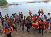 Evakuasi korban hanyut di Pantai Buaya Putiah Taratak Surantiah Pessel. (dok. Basarnas Padang)