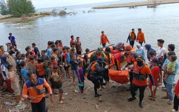 Evakuasi korban hanyut di Pantai Buaya Putiah Taratak Surantiah Pessel. (dok. Basarnas Padang)