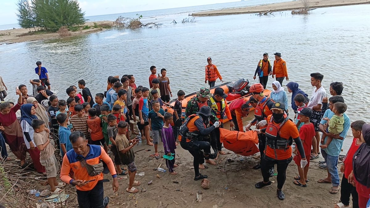 Evakuasi korban hanyut di Pantai Buaya Putiah Taratak Surantiah Pessel. (dok. Basarnas Padang)