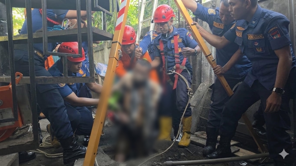 Evakuasi pria tercebur ke dalam sumur di kawasan Pasa Ambacang Kota Padang. (dok. Basarnas Padang)