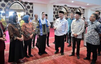 Foto Menpar mengunjungi Masjid Raya Syekh Ahmad Khatib Al Minangkabauwi. (dok. adpsb)