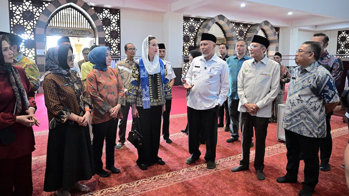 Foto Menpar mengunjungi Masjid Raya Syekh Ahmad Khatib Al Minangkabauwi. (dok. adpsb)