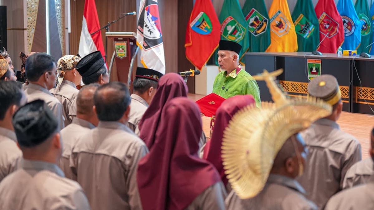 Gubernur Mahyeldi lantik pengurus Forum Pembauran Kebangsaan Sumbar Periode 2025–2031. (dok. istimewa)