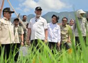 Gubernur Mahyeldi dan rombongan saat persiapan jelang tanam serempak di Agam. (dok. istimewa)
