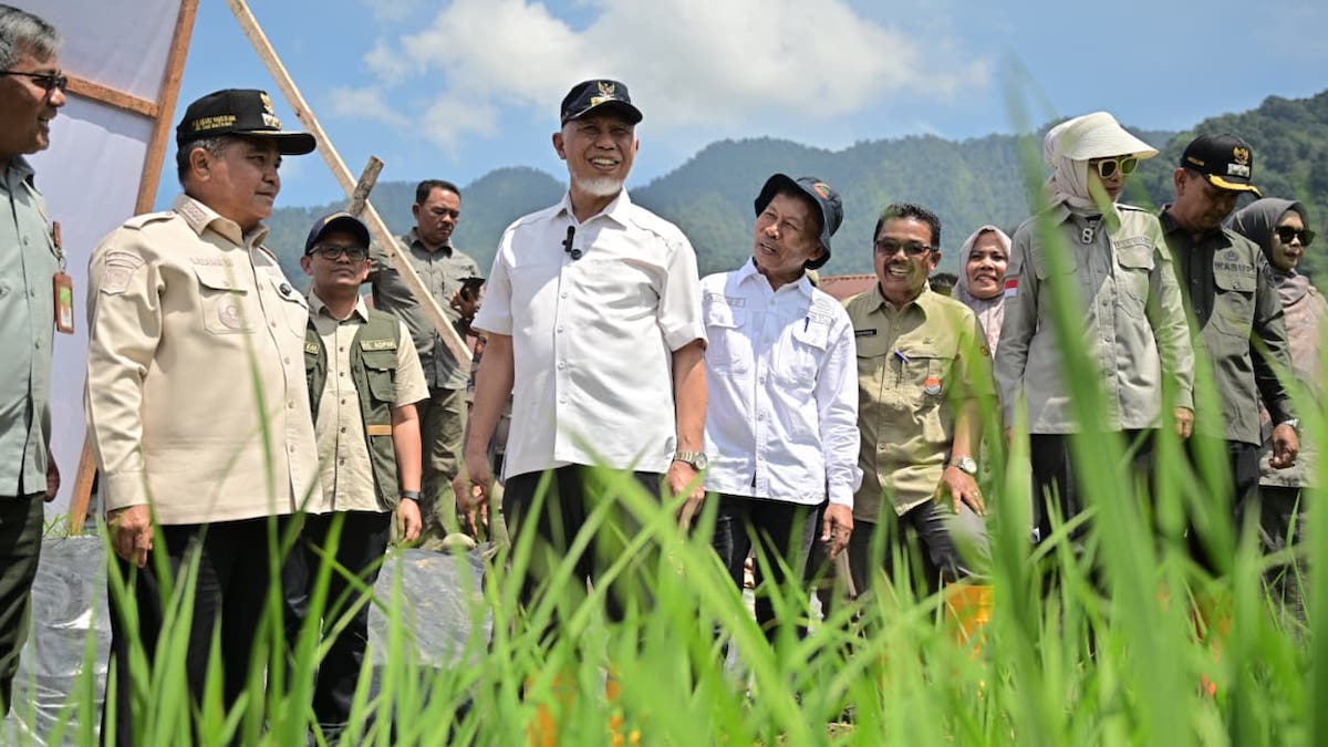 Gubernur Mahyeldi dan rombongan saat persiapan jelang tanam serempak di Agam. (dok. istimewa)
