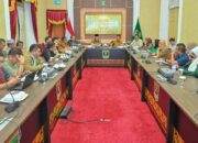 Gubernur Mahyeldi saat menggelar rapat strategis pengembangan Mentawai di Padang. (dok. istimewa)