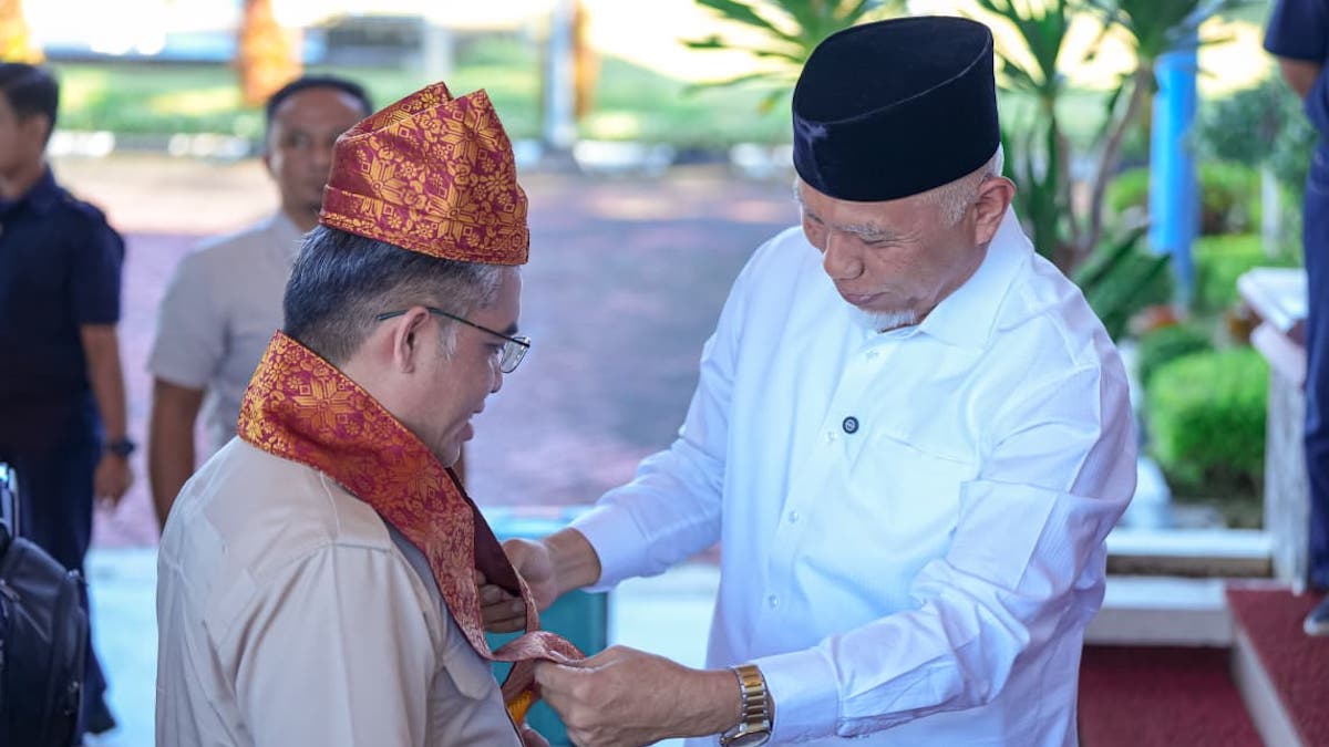 Gubernur Mahyeldi sambut kedatangan Menaker di BIM. (dok. adpsb)