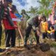 Gubernur Mahyeldi tanam pohon usai apel penanganan Karhutla. (dok. adpsb)