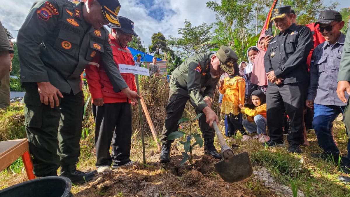 Gubernur Mahyeldi tanam pohon usai apel penanganan Karhutla. (dok. adpsb)