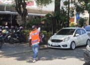 Juru parkir legal yang biasa bertugas di Jalan Patimura. (dok. istimewa)