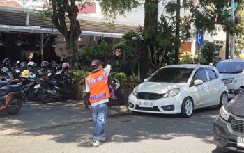 Juru parkir legal yang biasa bertugas di Jalan Patimura. (dok. istimewa)