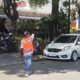 Juru parkir legal yang biasa bertugas di Jalan Patimura. (dok. istimewa)