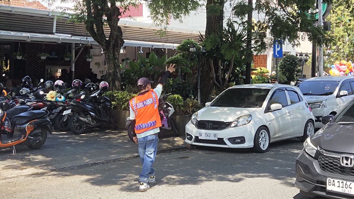 Juru parkir legal yang biasa bertugas di Jalan Patimura. (dok. istimewa)