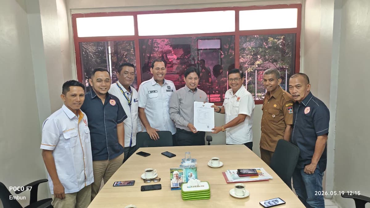 Penyerahan Surat Pernyataan kesediaan Walikota Padang untuk menjadi Tuan Rumah pertandingan beberapa cabang olahraga melalui KONI Kota Padang kepada KONI Sumatera Barat. (dok. Humas KONI)