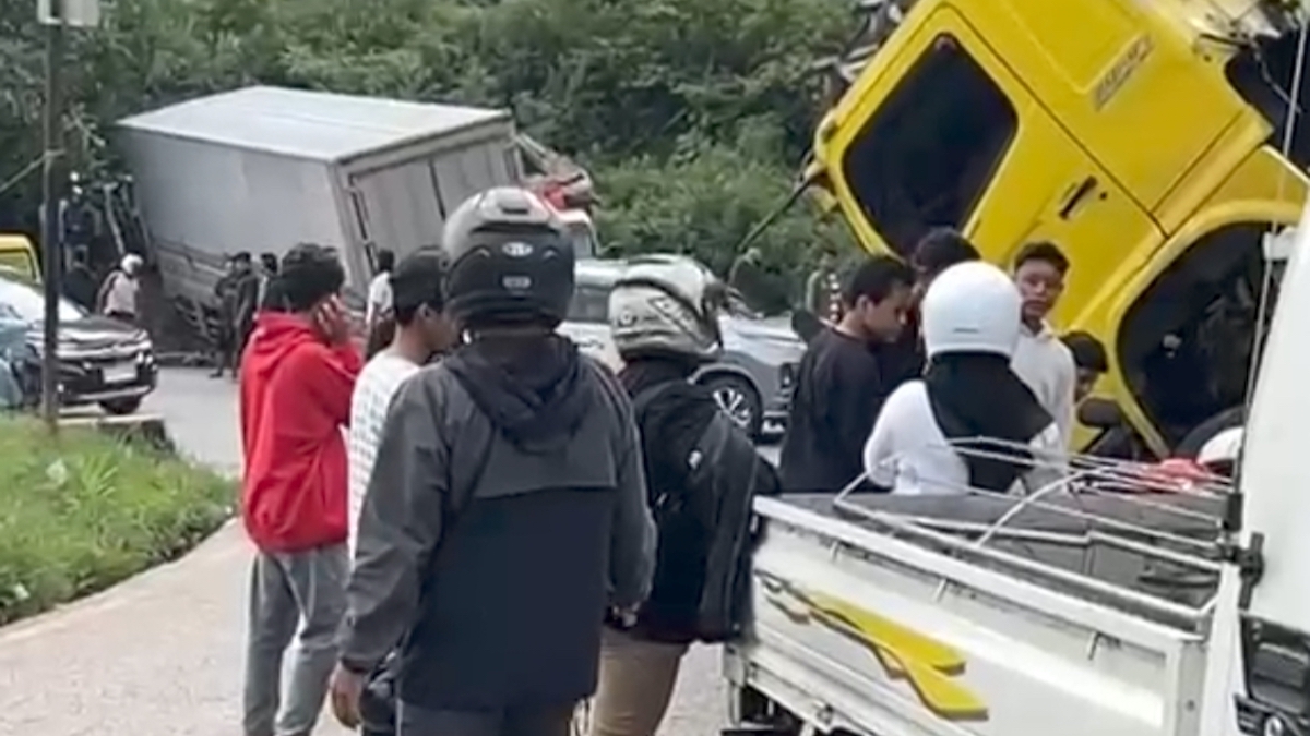 Kecelakaan beruntun di kawasan Sitinjau Lauik. (dok. istimewa)