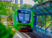 Kereta api bandara KAI Divre II Sumbar melintas di shelter kereta api Air Tawar. (dok. istimewa)