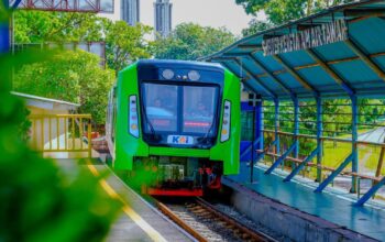 Kereta api bandara KAI Divre II Sumbar melintas di shelter kereta api Air Tawar. (dok. istimewa)