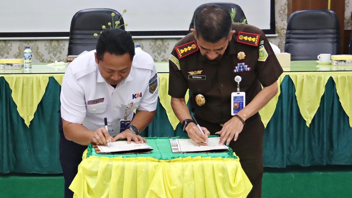 Kesepakatan bantuan hukum KAI Divre II Sumbar dengan Kejari Padang. (dok. istimewa)