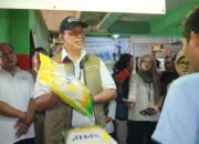 Direktur Utama Perum BULOG, Letnan Jenderal TNI (Purn) Ahmad Rizal Ramdhani mengecek ketersediaan beras SPHP di pasaran. (dok. istimewa)