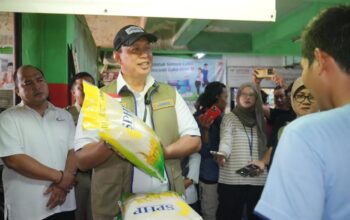 Direktur Utama Perum BULOG, Letnan Jenderal TNI (Purn) Ahmad Rizal Ramdhani mengecek ketersediaan beras SPHP di pasaran. (dok. istimewa)