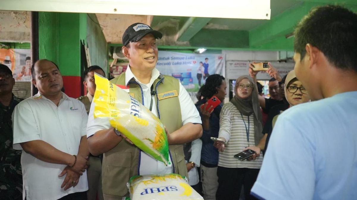 Direktur Utama Perum BULOG, Letnan Jenderal TNI (Purn) Ahmad Rizal Ramdhani mengecek ketersediaan beras SPHP di pasaran. (dok. istimewa)
