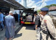 Ketua KONI Sumbar Hamdanus melepas kepergian H Munandar Muska usai disalatkan di Masjid Raya Ganting. (dok. istimewa)
